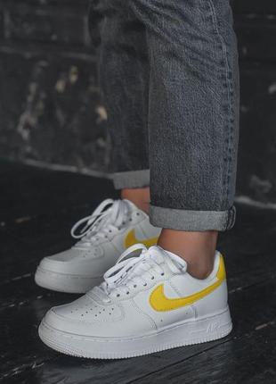 Красивые женские кроссовки nike air force 1 белые с желтым логотипом3 фото