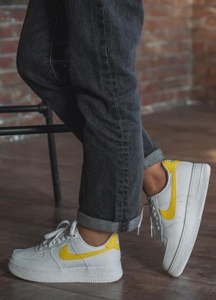 Красивые женские кроссовки nike air force 1 белые с желтым логотипом6 фото