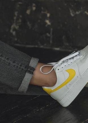 Красивые женские кроссовки nike air force 1 белые с желтым логотипом9 фото