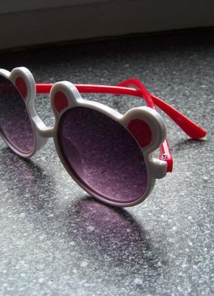 Веселі дитячі сонцезахисні окуляри з вушками ведмедик біло-червоні3 фото
