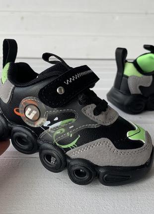 Кроссовки с подсветкой детские