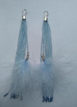 Ніжно-блакитні серги підвіски сережки ручної роботи з бісеру з пір'ям пір'їнками