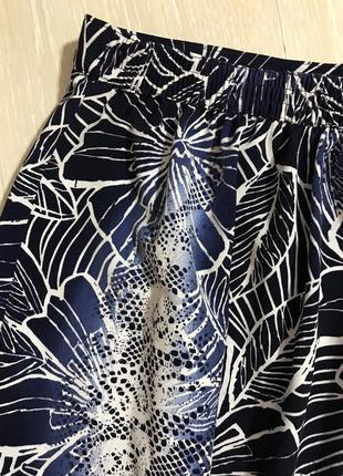 Очень красивая и стильная брендовая юбка-миди в цветах.4 фото