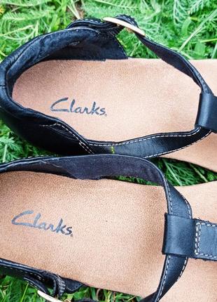 Сандалии туфли босоножки кожа clarks 9'5 размер стелькк 26'4 см полностью !тренд!7 фото