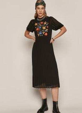 Стильное платье с вышивкой