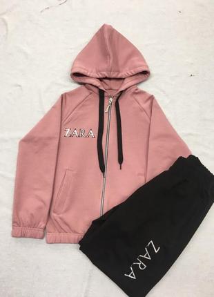 Дуже крутий спортивний костю на замку з темними штанами