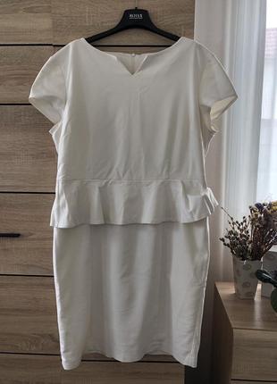 Красивое нарядное платье с баской размер 22  молочного цвета1 фото