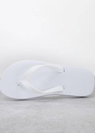 Тапочки truffle collection wide fit flip flop in white4 фото