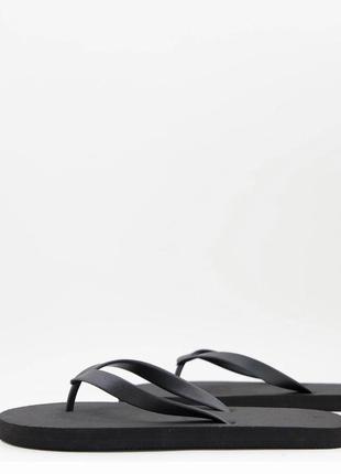 Тапочки truffle collection wide fit flip flop in black1 фото