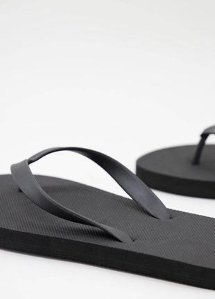 Тапочки truffle collection wide fit flip flop in black2 фото