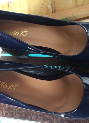 Эффектные лаковые туфли