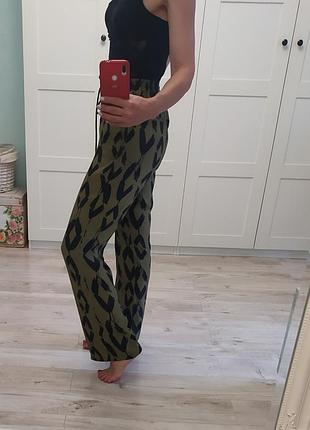 Струящиеся,как шелк брюки ,р 38