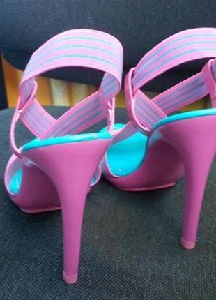 Новые брендовые розовые босоножки на каблуке от lilly's closet3 фото