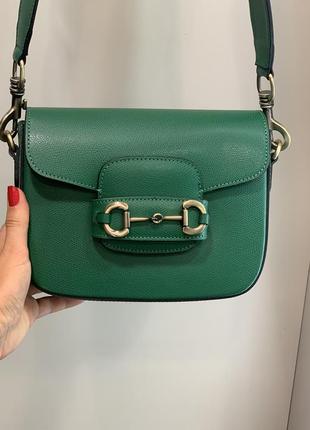 Кожаная женская сумочка изумрудная зелёная на широком ремне италия5 фото