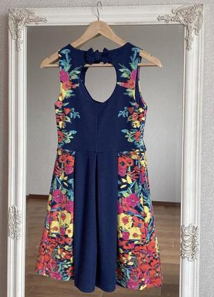 Женственное платье с цветочным принтом