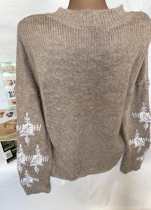 Красивый стильный свитер с вышитыми рукавами4 фото