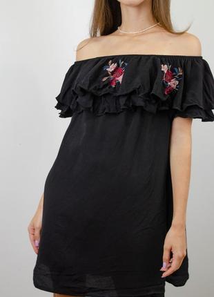 New look черное базовое короткое платье с открытыми плечами и вышивкой цветами