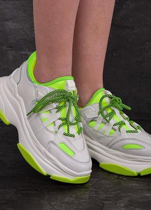 Кросівки виконані з штучної шкіри