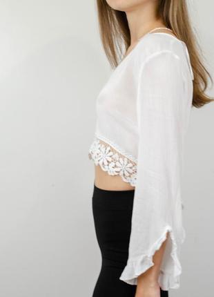Miss selfridge белая укороченная блуза с асимметричным длинным рукавом, блузка топ с кружевом3 фото
