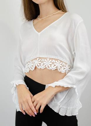 Miss selfridge белая укороченная блуза с асимметричным длинным рукавом, блузка топ с кружевом2 фото