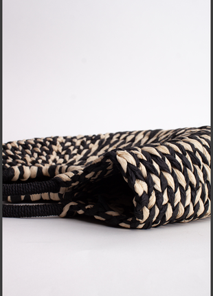 Сумочка плетеная из рафии черно-белая4 фото