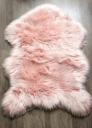 Пухнастий килимок під овчину. килимок шкурка. килим экомех рожевого кольору. килимок рожевий.