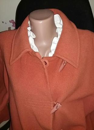 Красивое   шерстяное  полупальто  на подкладке. .