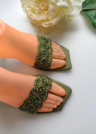 Мюли сланцы шлепанцы со стразами с квадратным скошенным носком на каблуке цвет оливки зеленые от stillo3 фото