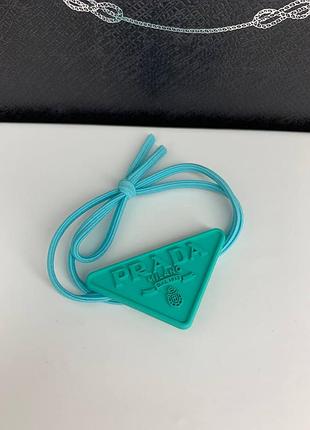 Брендовий гумка для волосся бірюзова з трикутником логотипом