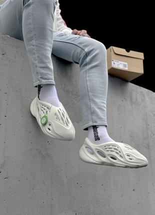 Мужские кроссовки adidas yeezy foam rnnr white (без лого на пятке)8 фото