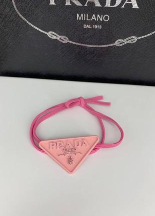 Брендовая резинка для волос розовая с треугольником логотипом