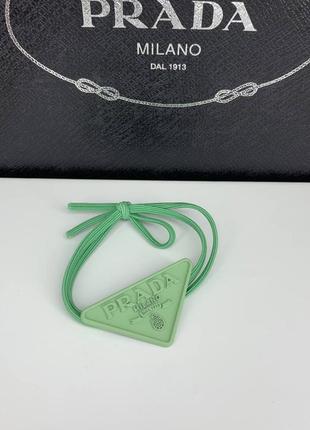 Брендовая резинка для волос зеленая с треугольником логотипом2 фото
