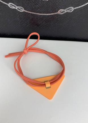 Брендовая резинка для волос оранжевая с треугольником логотипом3 фото