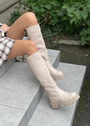 Кожаные сапоги молочного цвета на тракторной  подошве