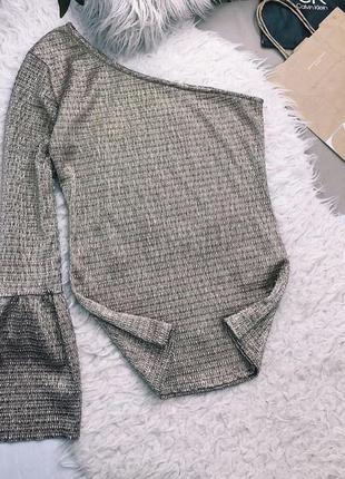 Красивая блестящая блуза на одно плече  в идеальном состоянии размер s/m
