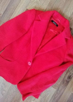 Червоний піджак