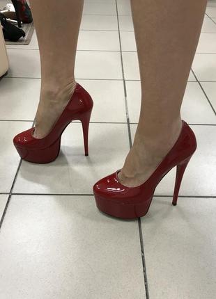 Лаковые туфли на высоком каблуке красные6 фото