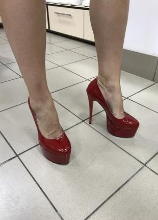 Лаковые туфли на высоком каблуке красные9 фото