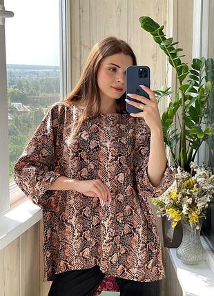 Вільна щільна блуза в питоновый принт 1+1=3