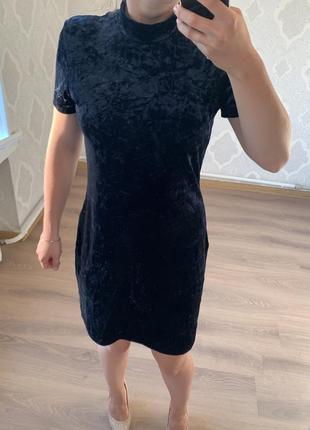 Красивое велюровое платье миди