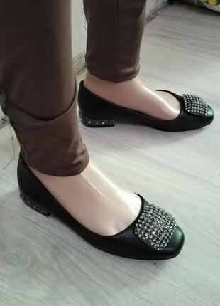 Шикарні туфлі жіночі балетки,чорні з брошкою1 фото
