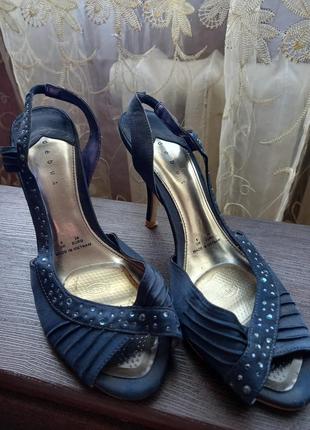 Босоножки на шпильке