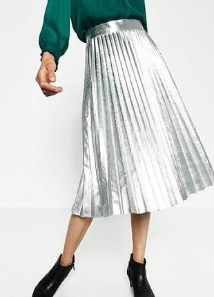Очень красивая плиссированная серебристая юбка zara