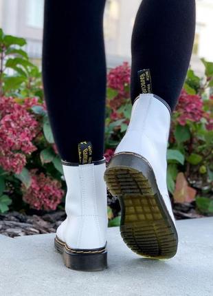 Dr.martens 1460 white унисекс женские белые неформальные ботинки мартинс на осень гранж панк білі жіночі ботінки мартінси9 фото