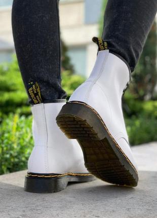 Dr.martens 1460 white унисекс женские белые неформальные ботинки мартинс на осень гранж панк білі жіночі ботінки мартінси4 фото