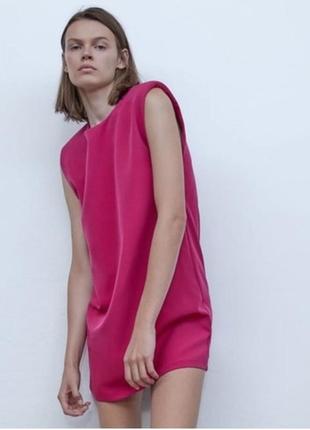 Платье с подплечниками zara/платье мини розовое.малиновое прямого кроя с широкими плечами1 фото