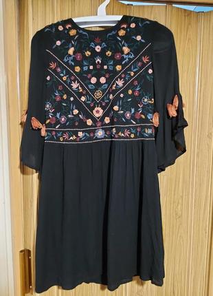 Черное  платье декорированное вышивкой  y.a.s