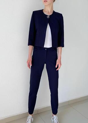Синій костюм