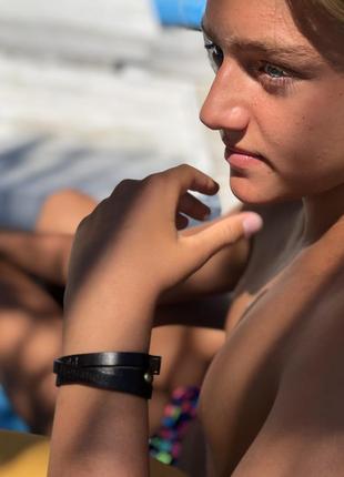 Чорний шкіряний браслет з італійської шкіри.