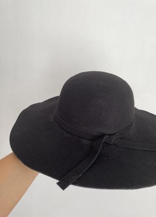Чорний капелюх з полями